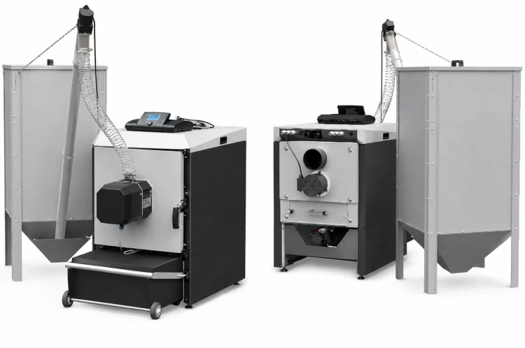 Kocioł na pellet Tomiko Pellatron Plus 30 kW z automatycznym odpopielaniem w dwóch ujęciach: z zasobnikiem zewnętrznym i ze zbiornikiem na popiół. Zdjęcie producenta