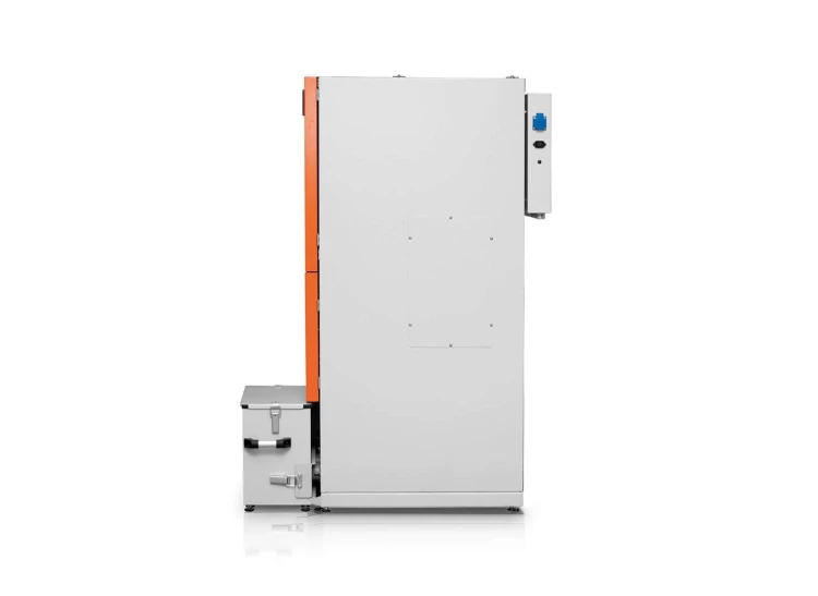 Kocioł na biomasę HKS Lazar SmartFire SF11/130 Exclusive 11 kW. Widok z boku z wysuwanym pojemnikiem na popiół i skrzynką automatyki