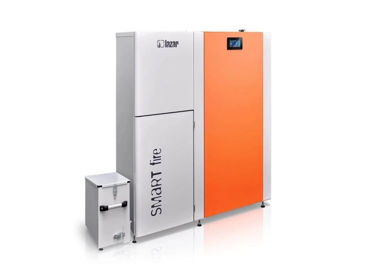 Piec na pellet HKS Lazar SmartFire SF11 Exclusive 11 kW z zasobnikiem 150 l. Widok skośny, z pojemnikiem automatycznego odpopielania po lewej stronie