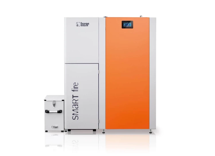 Kocioł na pellet HKS Lazar SmartFire SF11 Exclusive 11 kW z zasobnikiem 150 l. Widok z przodu, pojemnik na popiół po lewej stronie kotła
