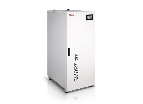 Piec na pellet HKS Lazar SmartFire 11/45 11 kW. Widok skośny, kompaktowa obudowa do małej kotłowni