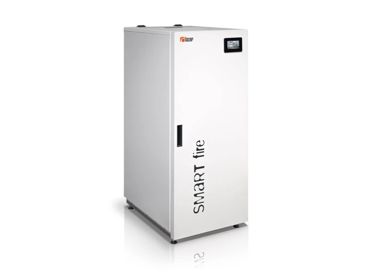 Piec na pellet HKS Lazar SmartFire 11/45 11 kW. Widok skośny, kompaktowa obudowa do małej kotłowni