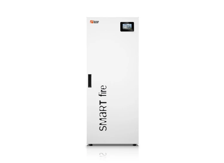 Kocioł na pellet HKS Lazar SmartFire 11/45 11 kW. Widok z przodu, sterownik dotykowy