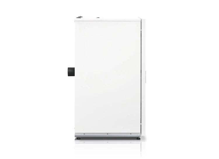 Kocioł na biomasę HKS Lazar SmartFire 11/45 11 kW. Widok z boku z wylotem spalin
