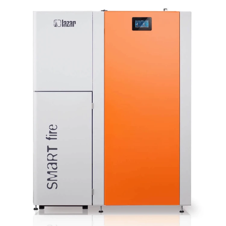 Piec na pellet HKS Lazar SmartFire SF41 41 kW z zasobnikiem 150 l. Widok z przodu, obudowa pomarańczowa