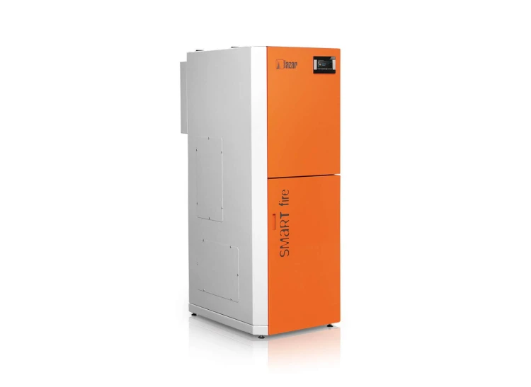 Kocioł na pellet HKS Lazar SmartFire 11/130 11 kW z zasobnikiem 130 l. Ujęcie skośne, kompaktowa obudowa do małej kotłowni