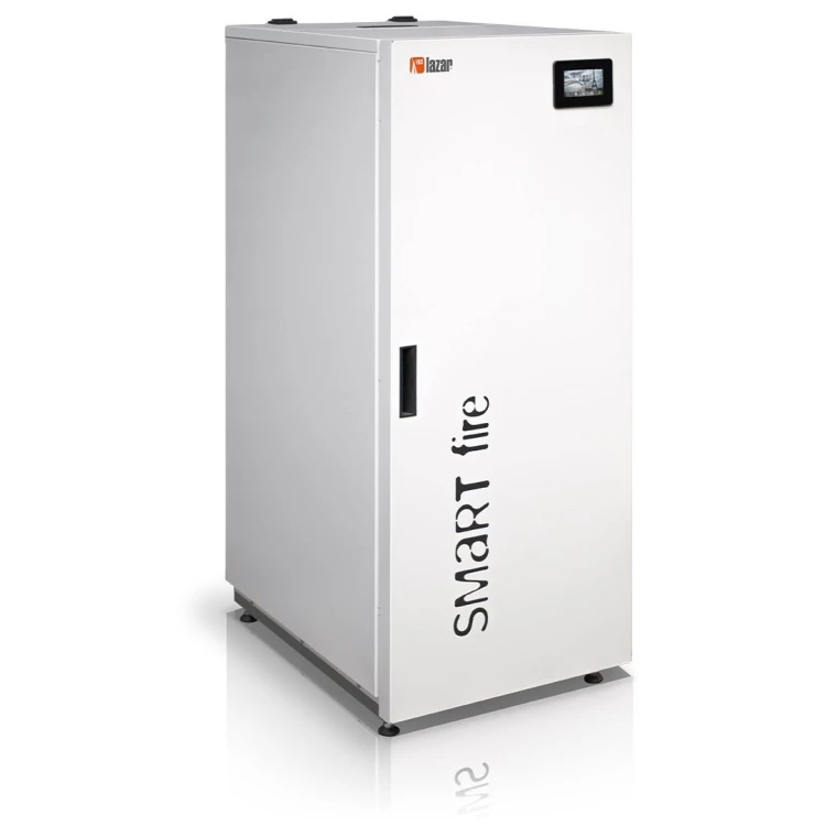 Piec na pellet HKS Lazar SmartFire 11/45 11 kW. Widok skośny, kompaktowa obudowa do małej kotłowni. Zdjęcie główne, kadr kwadratowy