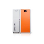 Piec na pellet Lazar SmartFire EC z przodu: zasobnik, pomarańczowy panel i dotykowy sterownik. Zdjęcie producenta