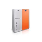 Kocioł na pellet HKS Lazar SmartFire EC 21 kW z zasobnikiem z boku, widok z ukosa. Zdjęcie producenta