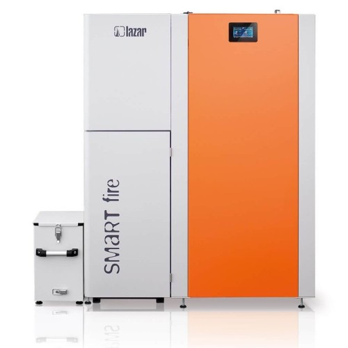 Kocioł na pellet Lazar SmartFire 11 kW / 150 l Exclusive. Widok z przodu, pojemnik na popiół po lewej stronie kotła. Zdjęcie główne