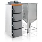 Kocioł na pellet HKS Lazar Pellet Focus 20 kW z zasobnikiem stojącym obok, widok z ukosa. Zdjęcie producenta