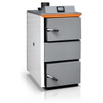 Piec zgazowujący drewno Lazar Holz Master U21 z ukosa: trzy drzwi komór, sterownik na górze i czopuch. Zdjęcie producenta