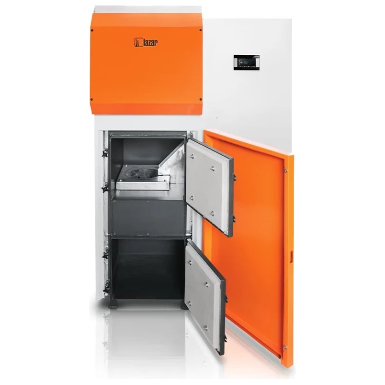 Kocioł na pellet HKS Lazar SmartFire 81 kW z otwartymi drzwiami komory spalania i popielnika. Zdjęcie producenta