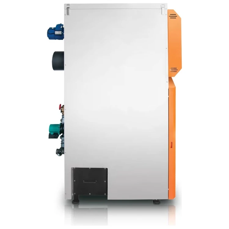 Kocioł na pellet HKS Lazar SmartFire 81 kW z boku: króćce wody, czopuch i wentylator na tylnej ścianie. Zdjęcie producenta