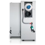 Kocioł na pellet HKS Lazar SmartFire 81 kW od tyłu: wentylator wyciągowy, czopuch i zestaw hydrauliczny z pompą. Zdjęcie producenta