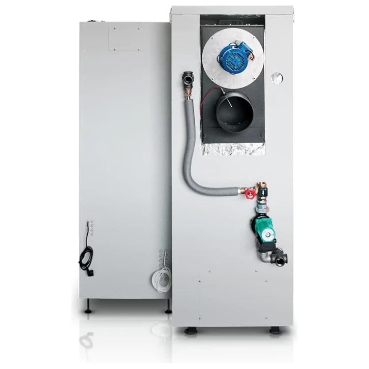 Kocioł na pellet HKS Lazar SmartFire 81 kW od tyłu: wentylator wyciągowy, czopuch i zestaw hydrauliczny z pompą. Zdjęcie producenta