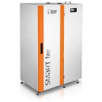 Kocioł na pellet HKS Lazar SmartFire Compact 15 kW z ukosa: obudowa z zasobnikiem 50 l, bez nadstawki. Materiał producenta