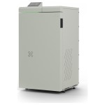 Mały piec na pellet Kotłospaw InPell 7 kW z przodu: zasobnik pod pokrywą na górze kotła, panel regulatora i zielony pasek LED InGlow. Zdjęcie producenta