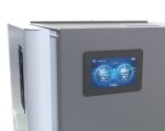 Dotykowy ekran sterownika kotła Defro Calori Plus z temperaturą kotła i ciepłej wody. Zdjęcie producenta