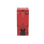 Piec na pellet 16 kW Kotłospaw SlimKo Plus: czerwony kocioł z zasobnikiem na górze, sterownikiem i palnikiem Easy ROT, widok z przodu. Wizualizacja producenta