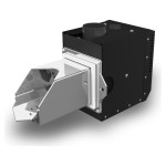 Palnik na pellet Kostrzewa Platinum Bio 1 40 kW, widok z ukosa: czarny korpus z króćcem spalin i wlotem paliwa, jasnoszara głowica z kołnierzem montażowym. Render producenta