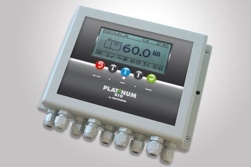 Automatyka Platinum Bio do palnika Kostrzewa Platinum Bio 1: panel sterownika z wyświetlaczem, sześcioma przyciskami i dławnicami przewodów na dole. Zdjęcie producenta