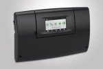 Sterownik ecoMAX 920-O TOUCH do palnika Kostrzewa Platinum Bio VG: czarna obudowa naścienna z kolorowym ekranem dotykowym. Zdjęcie producenta
