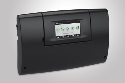 Sterownik ecoMAX 920-O TOUCH do palnika Kostrzewa Platinum Bio VG: czarna obudowa naścienna z kolorowym ekranem dotykowym. Zdjęcie producenta