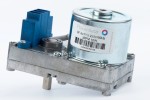 Silnik podajnika zewnętrznego 64TYD 2 RPM: silnik z przekładnią w aluminiowej obudowie, niebieska kostka przyłączeniowa, naklejka GF-64TYD 230V/50Hz 2RPM 18W