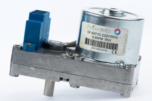 Silnik podajnika zewnętrznego 64TYD 6,5 RPM: silnik z przekładnią w aluminiowej obudowie, niebieska kostka przyłączeniowa, naklejka GF-64TYD 230V/50Hz 6.5RPM 18W