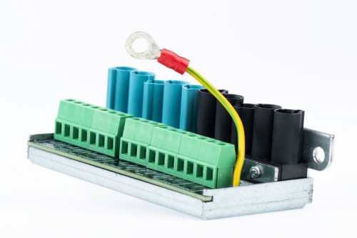 Złożenie gniazda X.BOARD 10 pin do REVO 16 i 26 kW: złożenie gniazda z boku, zielone listwy zaciskowe i przewód uziemienia