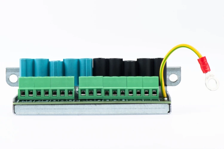 Złożenie gniazda X.BOARD 10 pin do REVO 16 i 26 kW: złożenie gniazda od przodu, listwy zaciskowe i gniazda