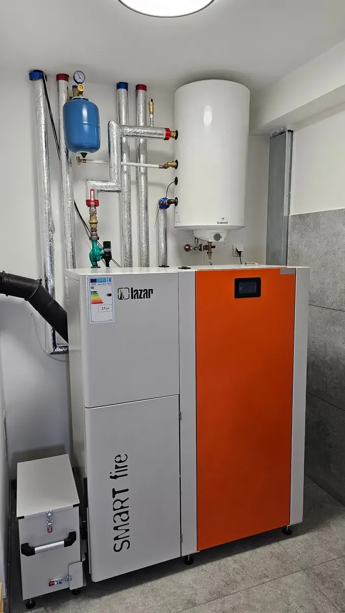 Kocioł na pellet Lazar SmartFire w kotłowni klienta — montaż No Limits Energy