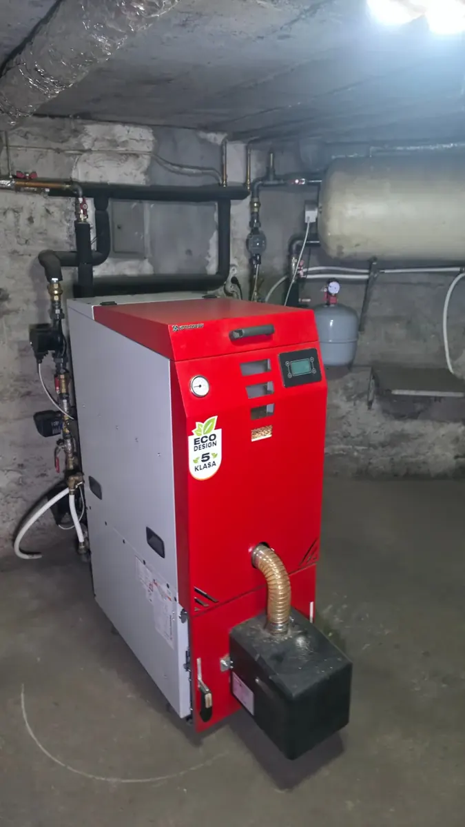 Kotłospaw SlimKo z górnym zasobnikiem po montażu — No Limits Energy