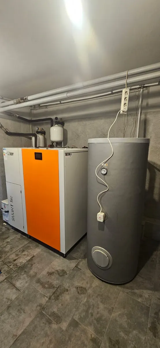 Kocioł na pellet Lazar z zasobnikiem ciepłej wody — montaż No Limits Energy