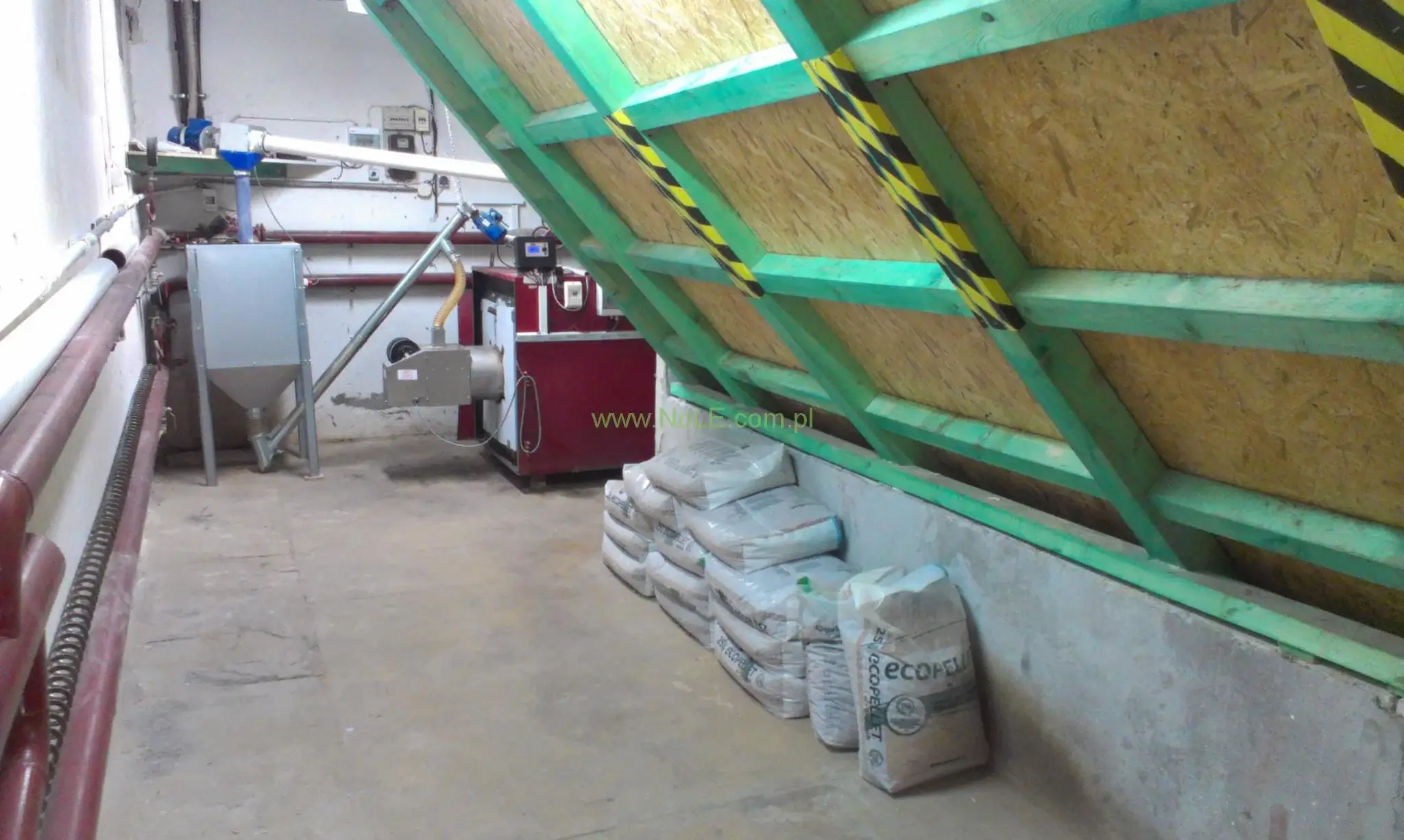 Silos na pellet przy budynku — budowa silosów i podajników
