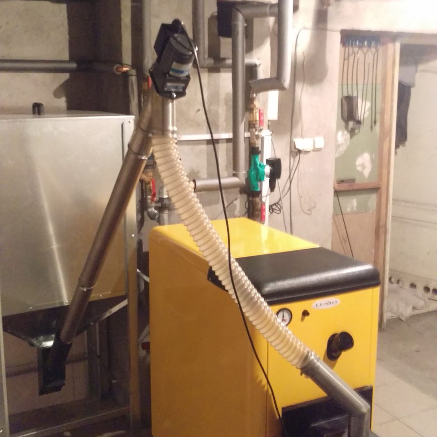 Piec z palnikiem na pellet w kotłowni w Borównie, gmina Dobrcz