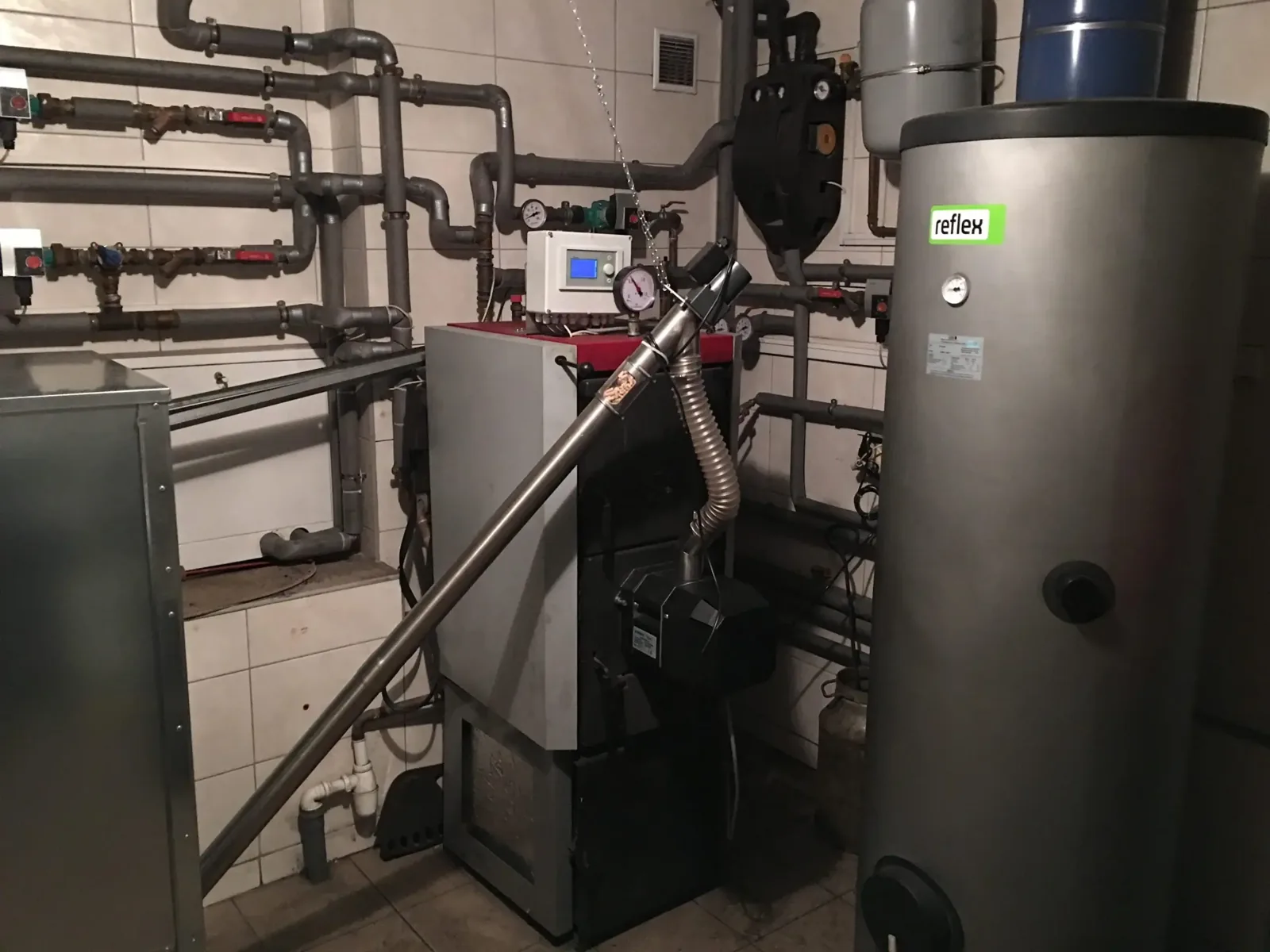 Piec Klimosz na ekogroszek po modernizacji: palnik na pellet KIPI z podajnikiem i zasobnikiem, montaż NoLE pod Bydgoszczą