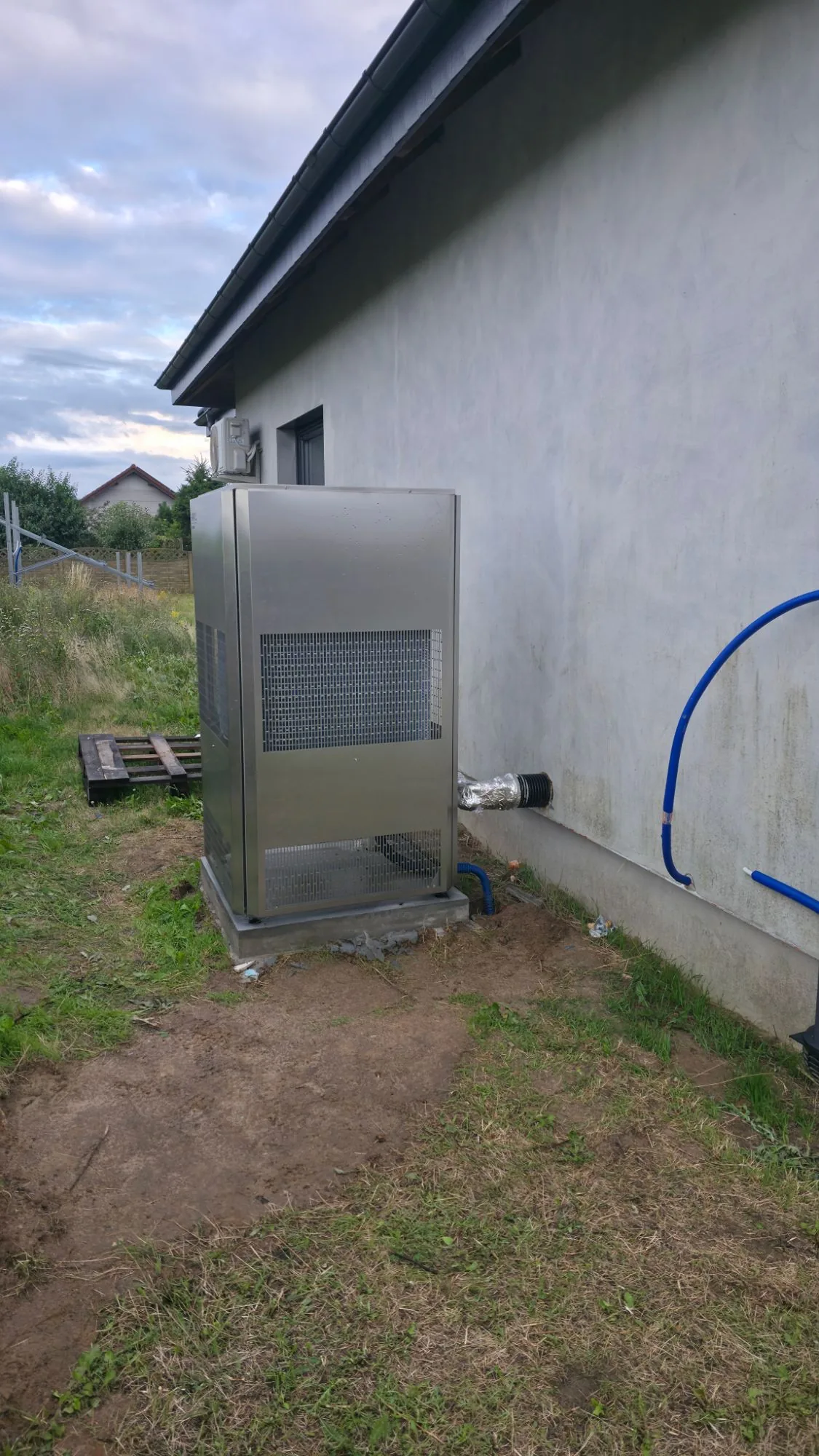 Jednostka zewnętrzna pompy ciepła Kostrzewa na betonowej płycie, montaż pompy ciepła NOLE